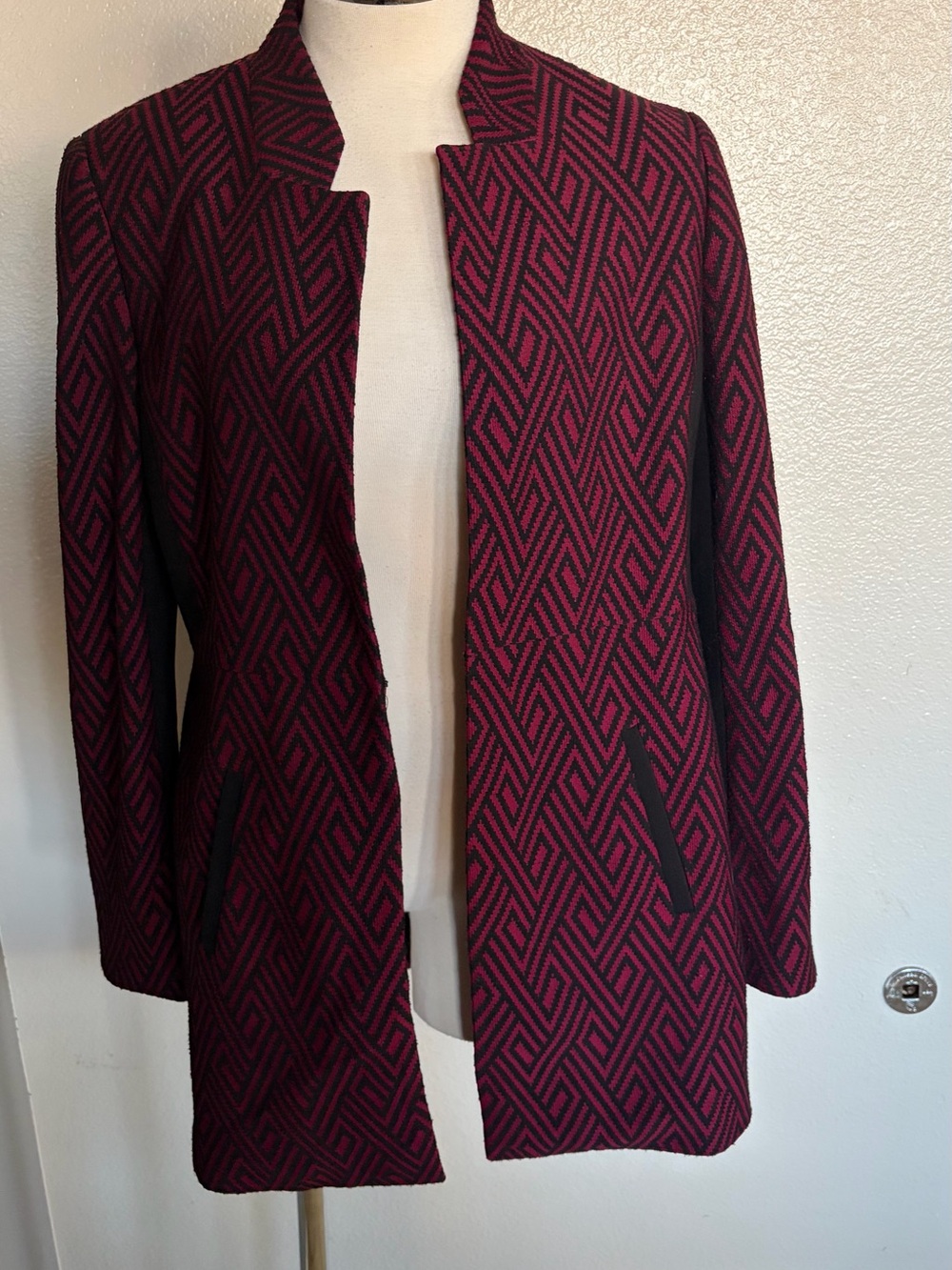 Jones Studio Black and Burgundy Geometric Open-Front Blazer